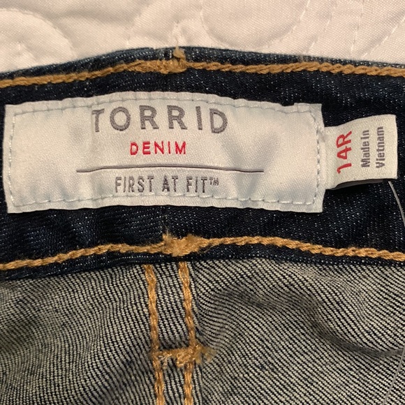 NEW TORRID Women Relaxed Boot Jeans - Picture 8 of 15
